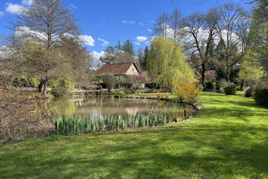 MAISON D'HABITATION AVEC MAGNIFIQUE PARC POUR LES AMOUREUX DES E