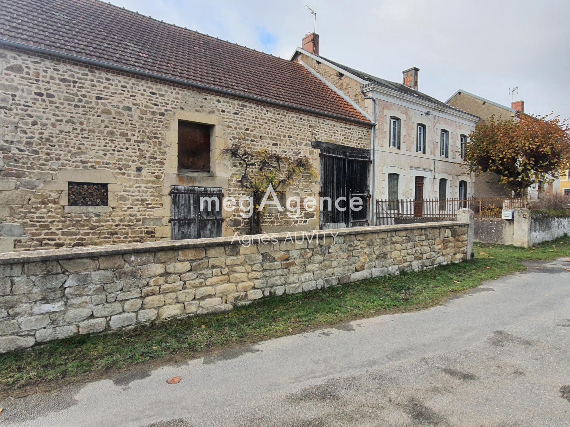 Dans un hameau, au coeur des Combrailles, à 10 minutes d'un bourg avec commerces et services.