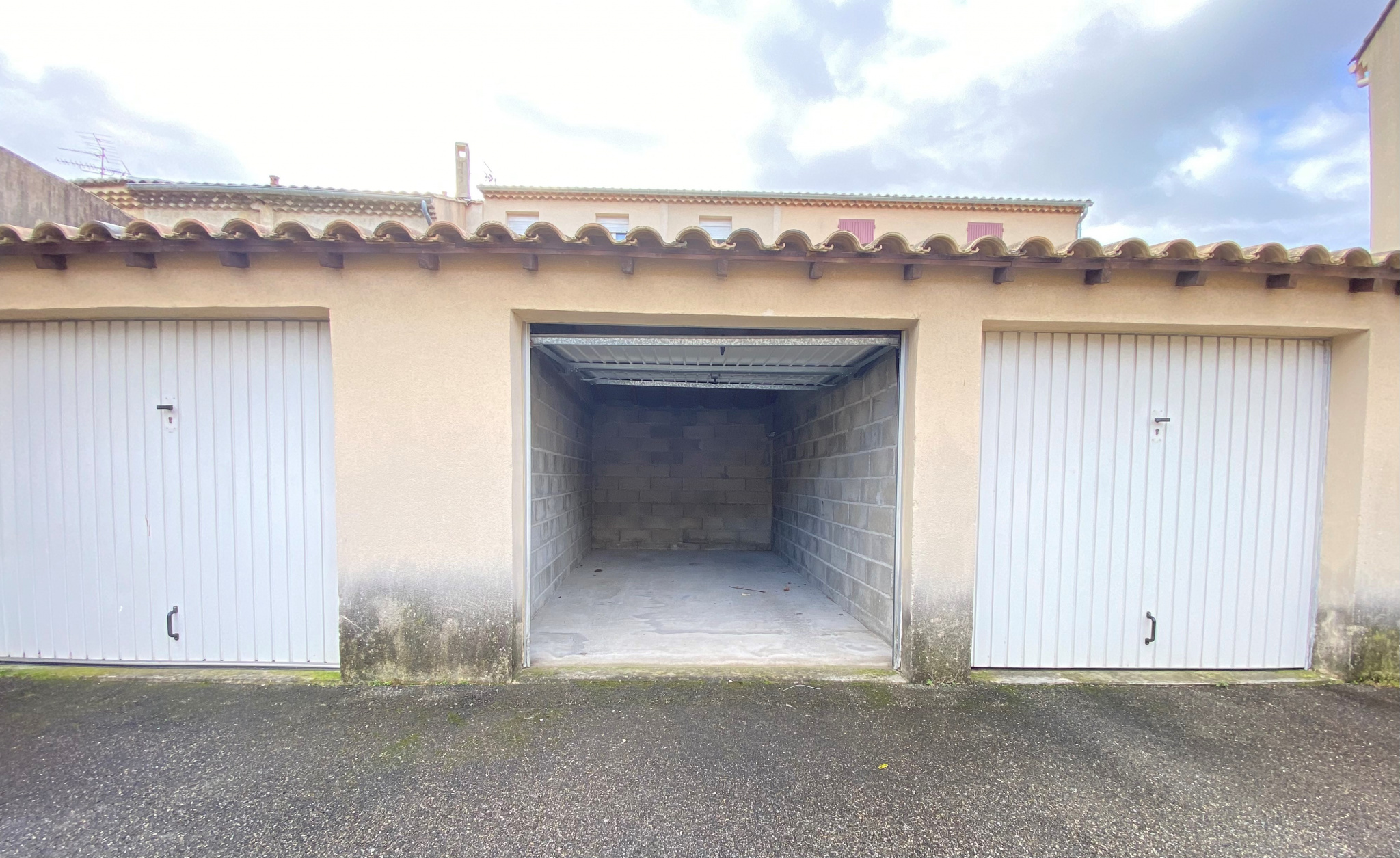  GARAGE A LOUER DANS RESIDENCE FERMEE