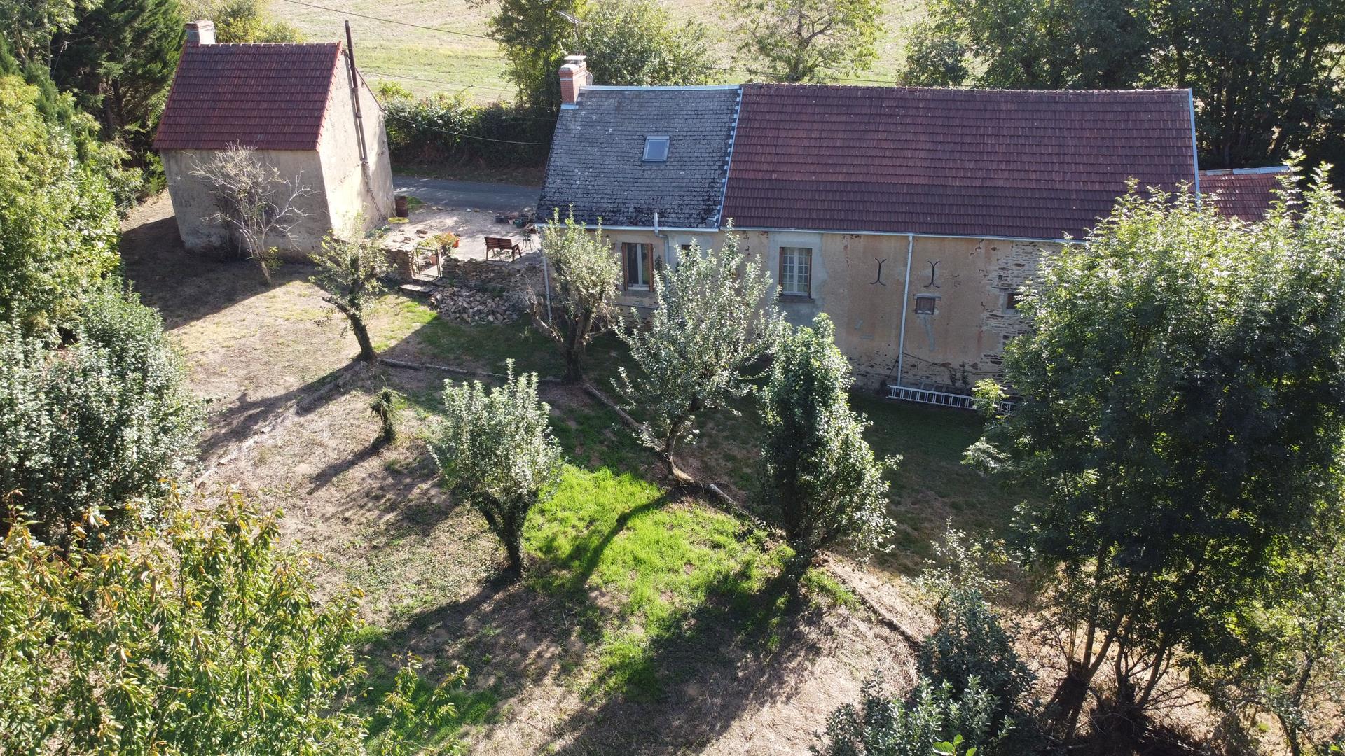 Maison De Campagne De 195 M2 Avec Etang Aux Normes- Pas De Vis A Vis- Au Calme