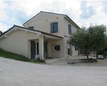 Maison individuelle de 140m2, garage, jardin, piscine. Sans travaux