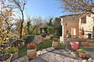 Charmante maison de campagne de 6 pièces à Escragnolles, avec vaste jardin arboré et garage, en e