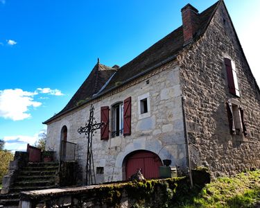 Belle maison ancienne avec pigeonnier, d'environ 90 m² habitables, á rénover avec joli jardin 