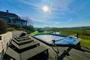 Située à seulement 15 minutes de Villeneuve-sur-Lot, cette magnifique maison en pierre vous accuei