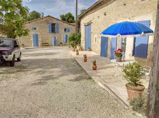 Belle Charentaise Avec Son Gîte Et Piscine 