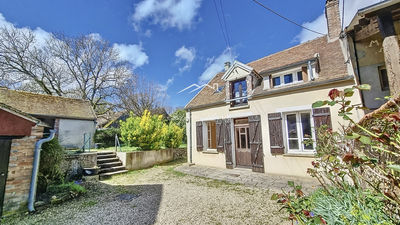 Charmante maison de village avec garage et dépendances