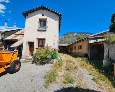 Maison de village à rénover de 72 m² + 483 m² de dépendances