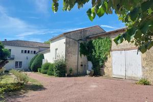 Très belle propriété dans village avec jardin clos