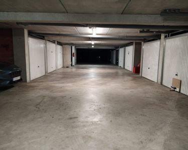 Un garage fermé au sous-sol d'une résidence