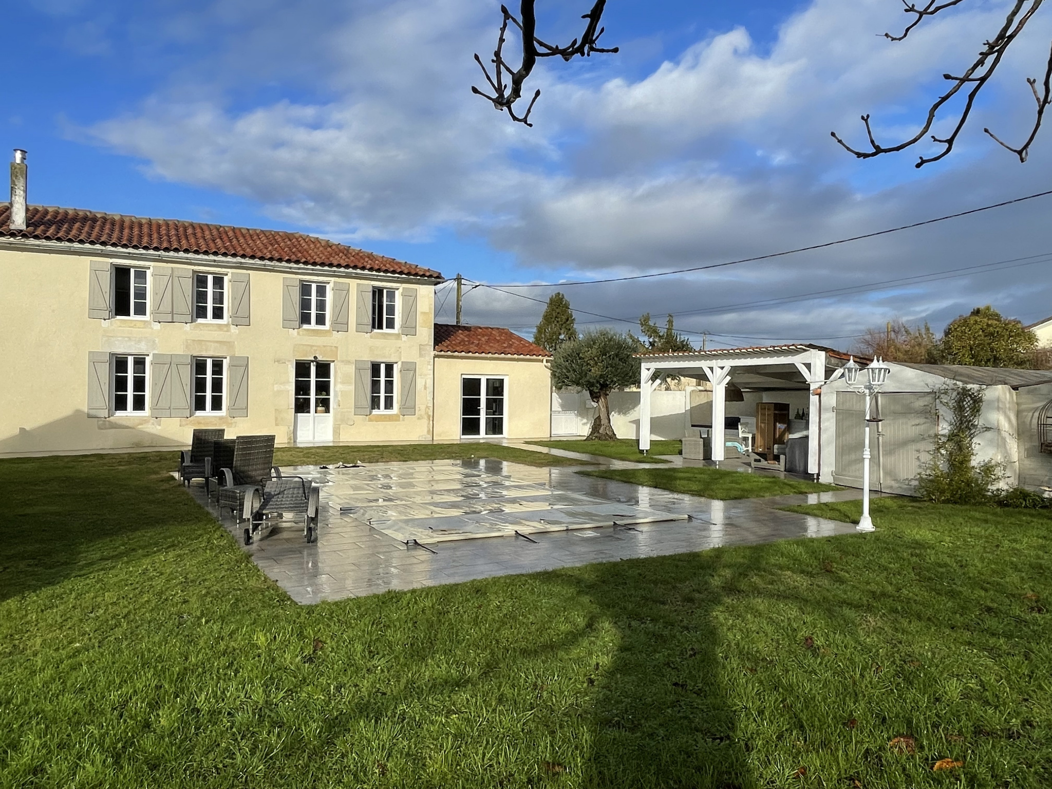 Élégante MAISON CHARENTAISE avec son charmant jardin et sa p