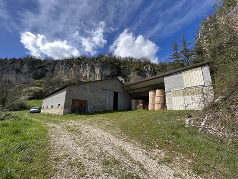 Proche Cajarc, hangar de plus de 400m²