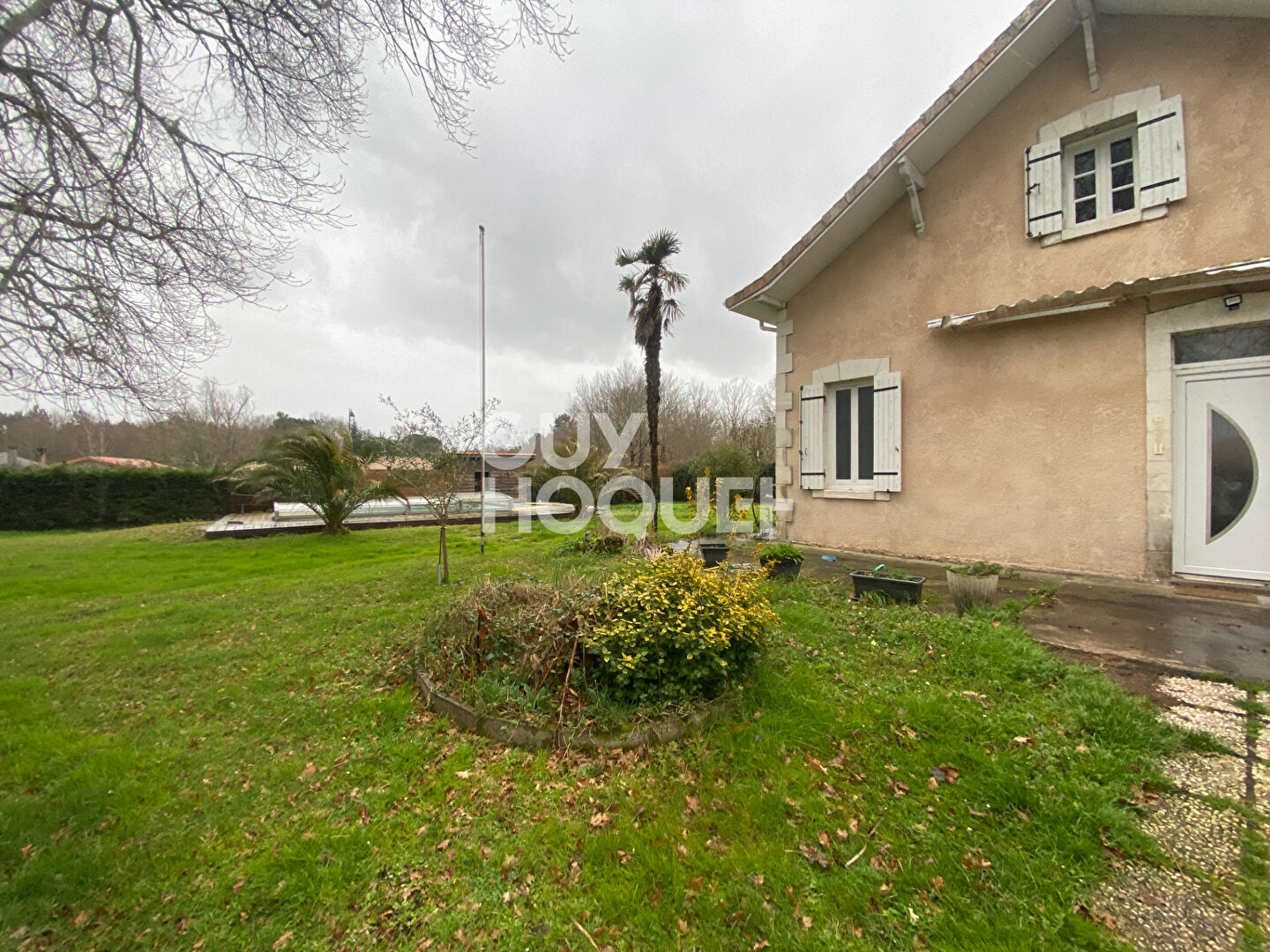 Maison de 160 m2 avec piscine sur 1342 m2 à Mezos 