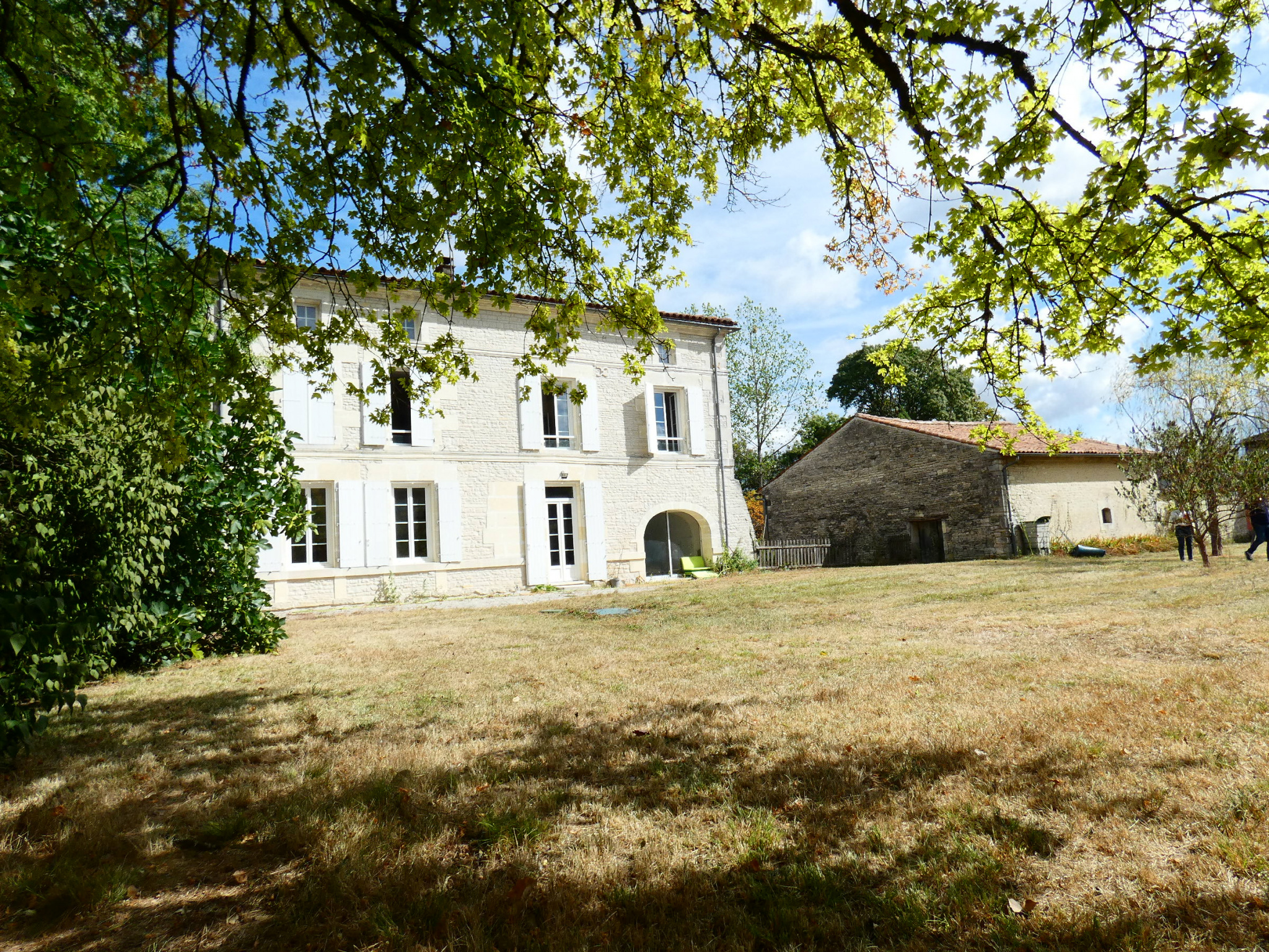 A louer à SAINTE SEVERE - Maison Charentaise de 7 pièces ave