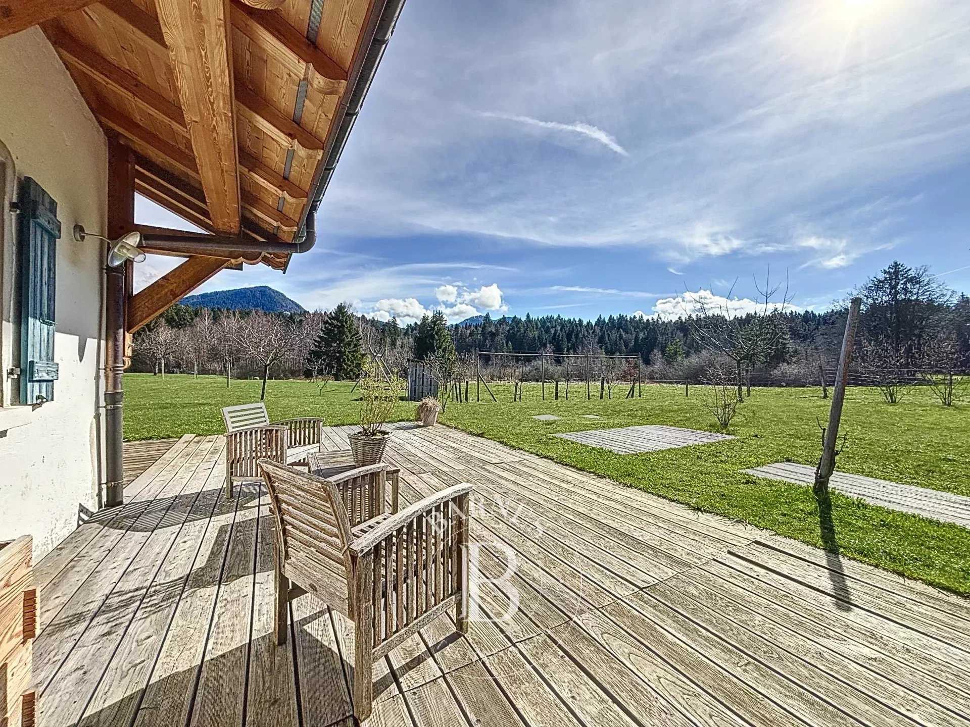 Saint-Paul-en-Chablais - Ferme rénovée - Terrain de 3 730 m² - 7 chambres