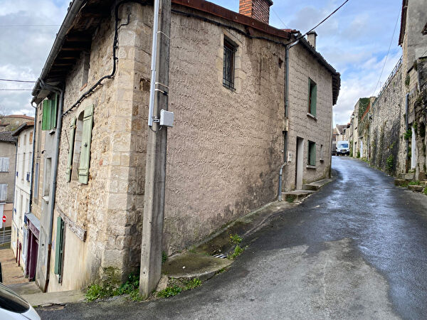 Maison Nontron centre bourg avec garage et tous commerces