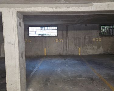Place de parking couverte dans un garage privé