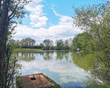 Bel étang de loisirs aux portes d'Argenton-sur-Creuse