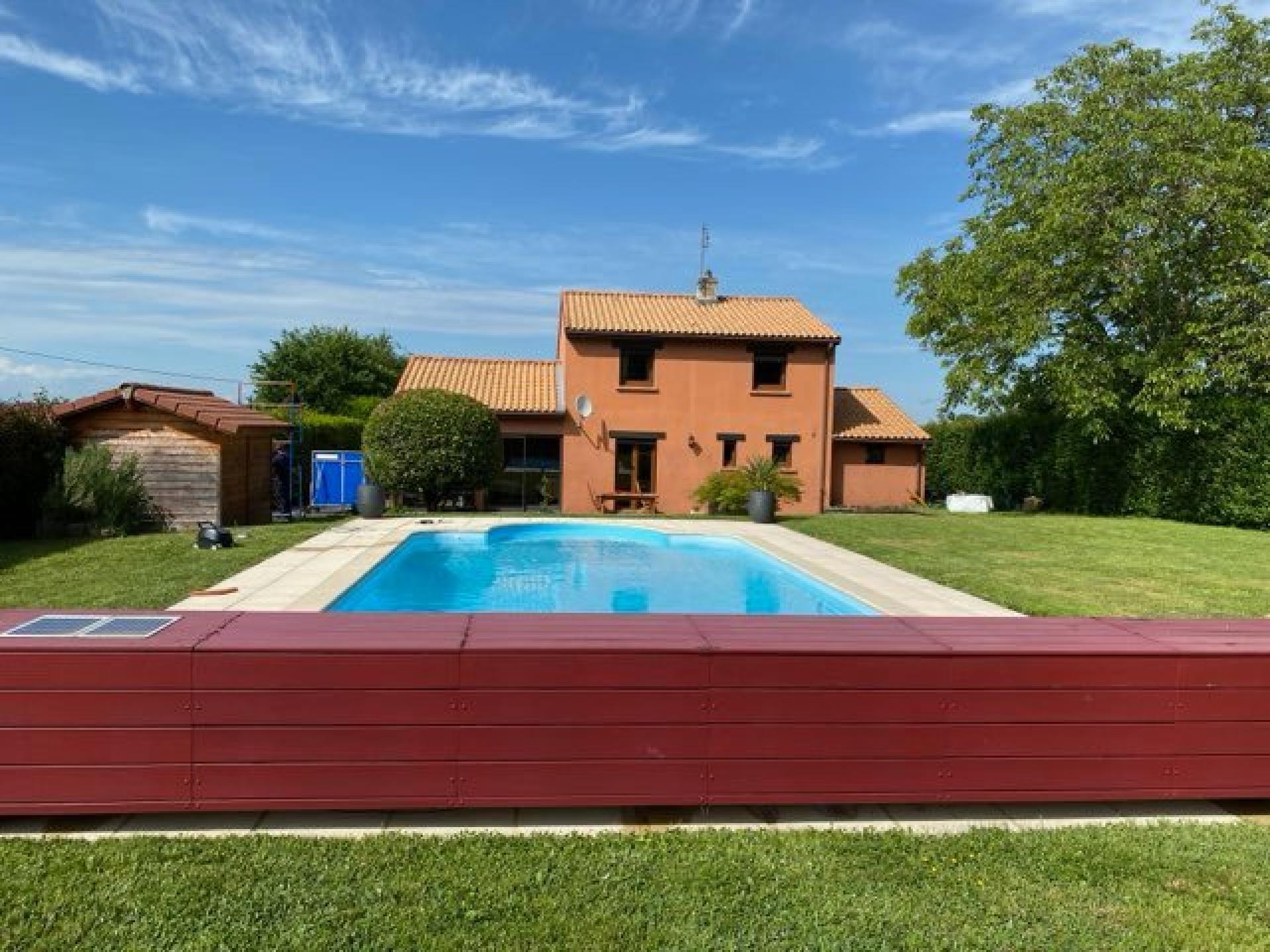 Maison style provençale de plain-pied T3+1, avec garage et piscine et proche du bourg.