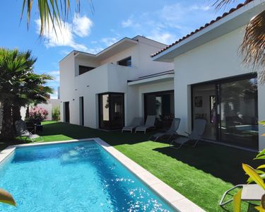Villa contemporaine avec piscine au bord de mer