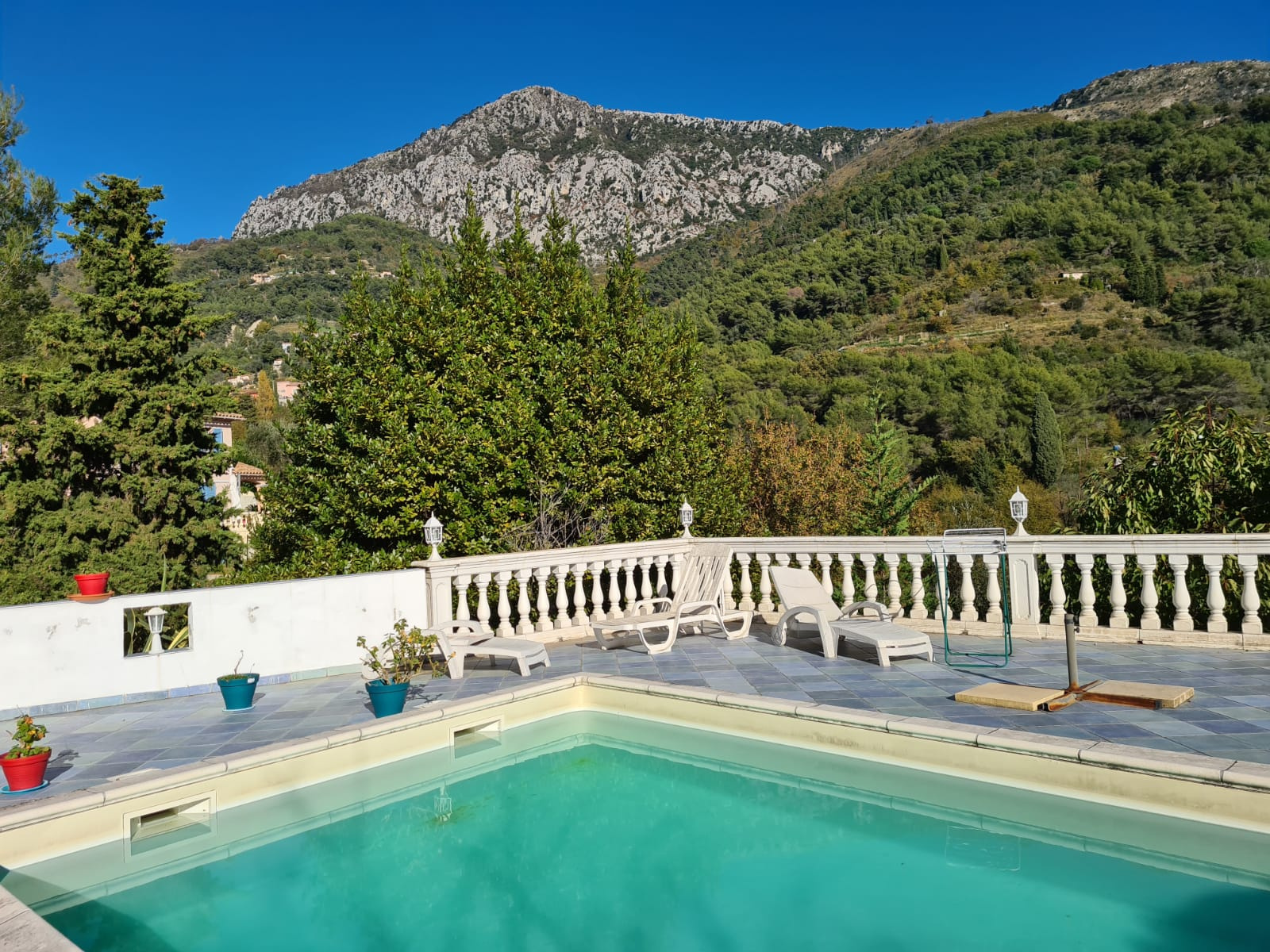 CASTELLAR  MENTON BELLE VILLA NEO PROVENCALE AU CALME PISCIN