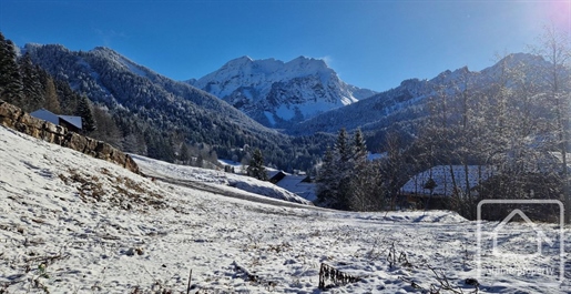 Un charmant terrain ensoleillé avec vue sur les montagnes dans le domaine skiable de la Ch