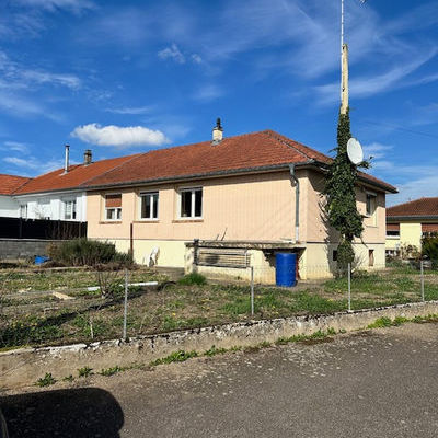 Jolie maison f5 de 83m2 mitoyenne d'un coté avec garage et jardin de 360m2