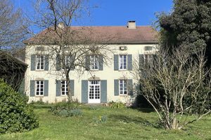 Maison de maître avec une dépendance amenagée ideale pour des