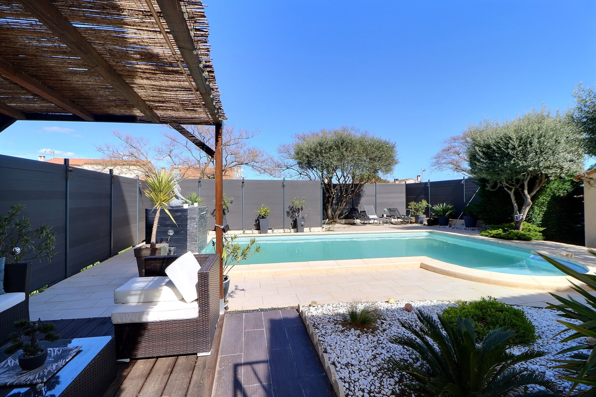 VENTE MAISON 5 PIECES AVEC PISCINE ET SPA A SAINT-BRES (3467