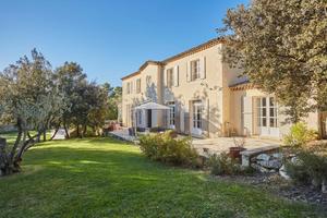 Bastide contemporaine au coeur de Saint-Marc Jaumegarde