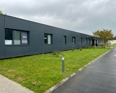 Immobilier professionnel Location Artigues-près-Bordeaux  180m² 2745€