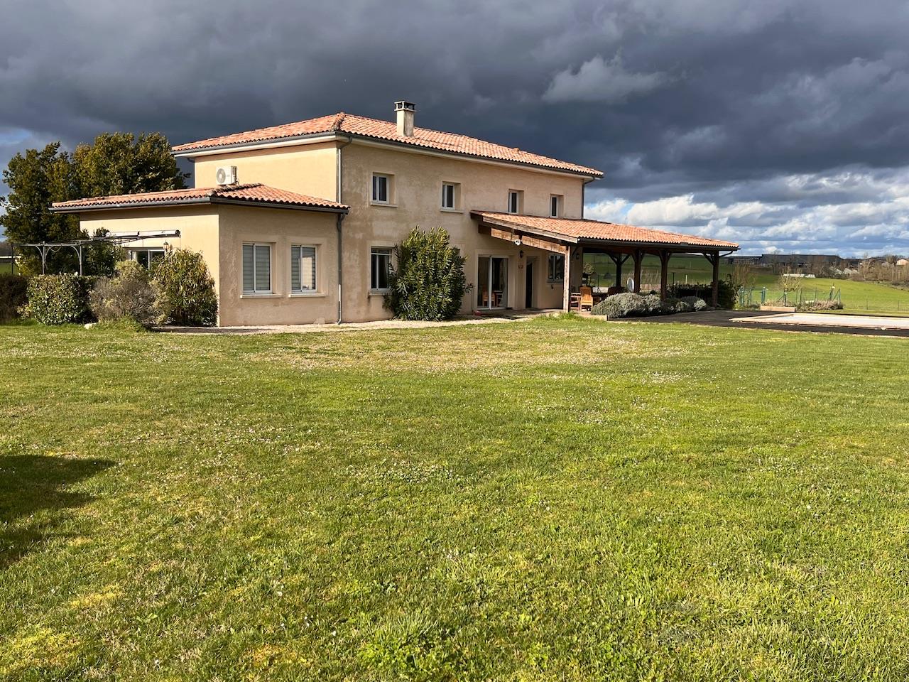 Très belle propriété située sur une hauteur avec terrain autour, piscine et grand garage