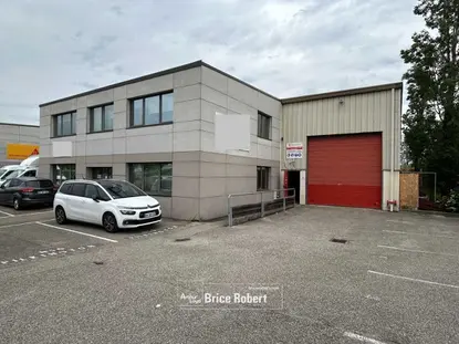 A LOUER - un bâtiment industriel divisible à partir de 686 m² - à Chassieu 