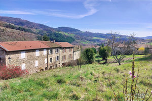 Maison de village rénovée en pierre et terrain constructible