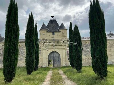 Spendide château du XIV et XVII° beau potentiel pour résidence et chambre d'hôtes