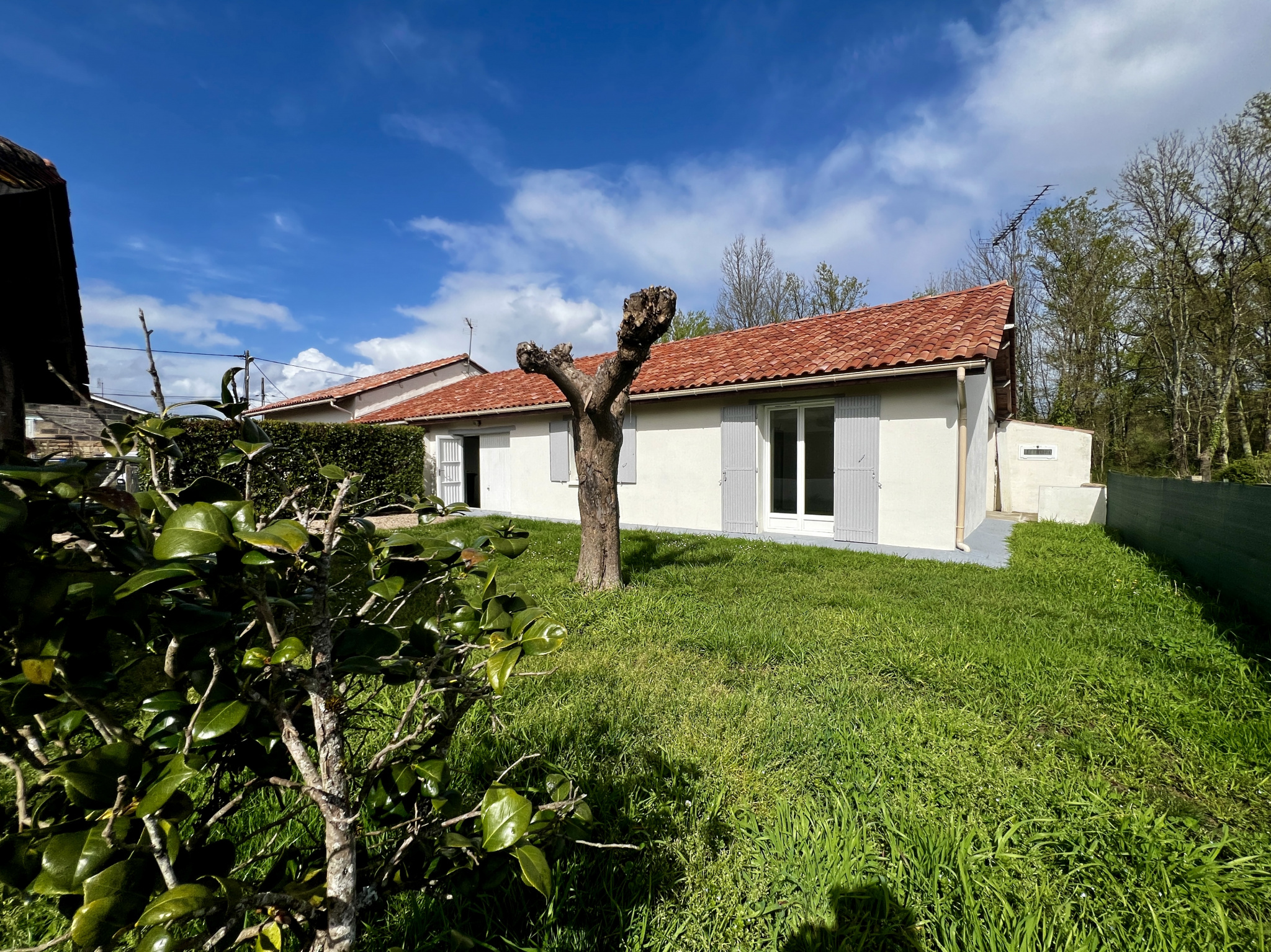 Maison de plain pied les Églisottes-et-Chalaures 