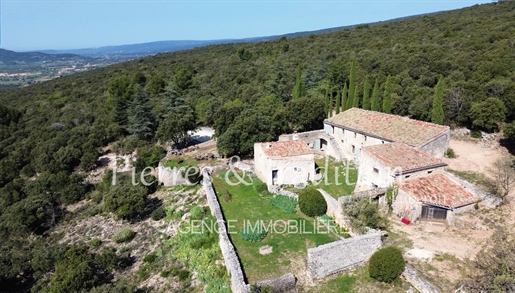 Beau domaine provençal de 15 hectares avec vue panoramique