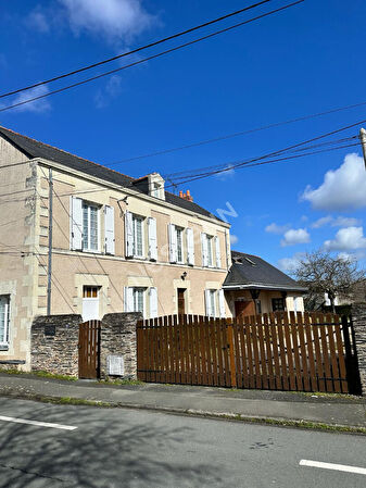 Maison Bourgeoise tres grand terrain avec possibilite de division.