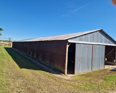 Vends bâtiment d'exploitation sur terrain de 3 000 m2 environ 