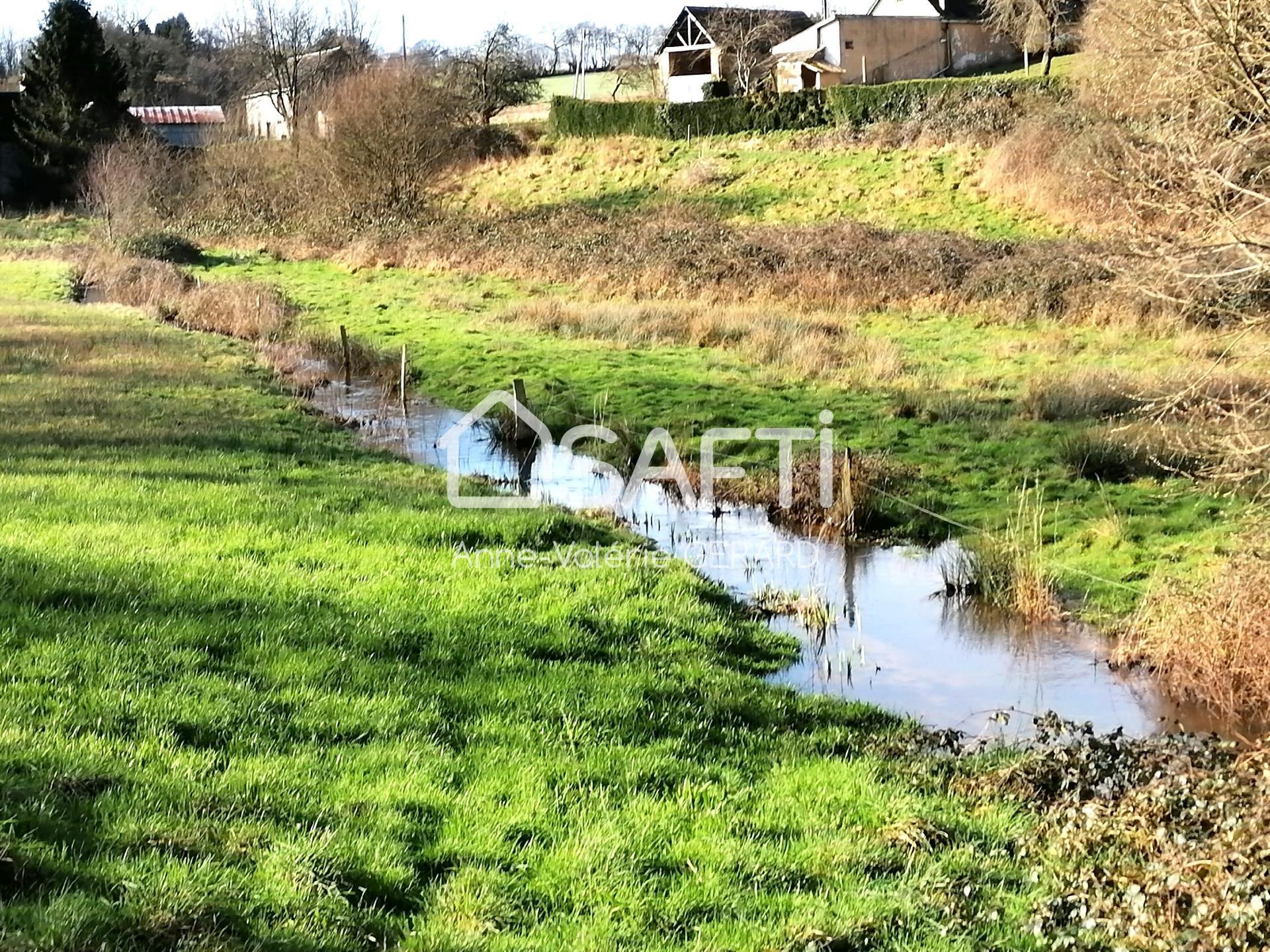 Beau terrain vallonné à proximité de l'étang de pêche de LA DOREE