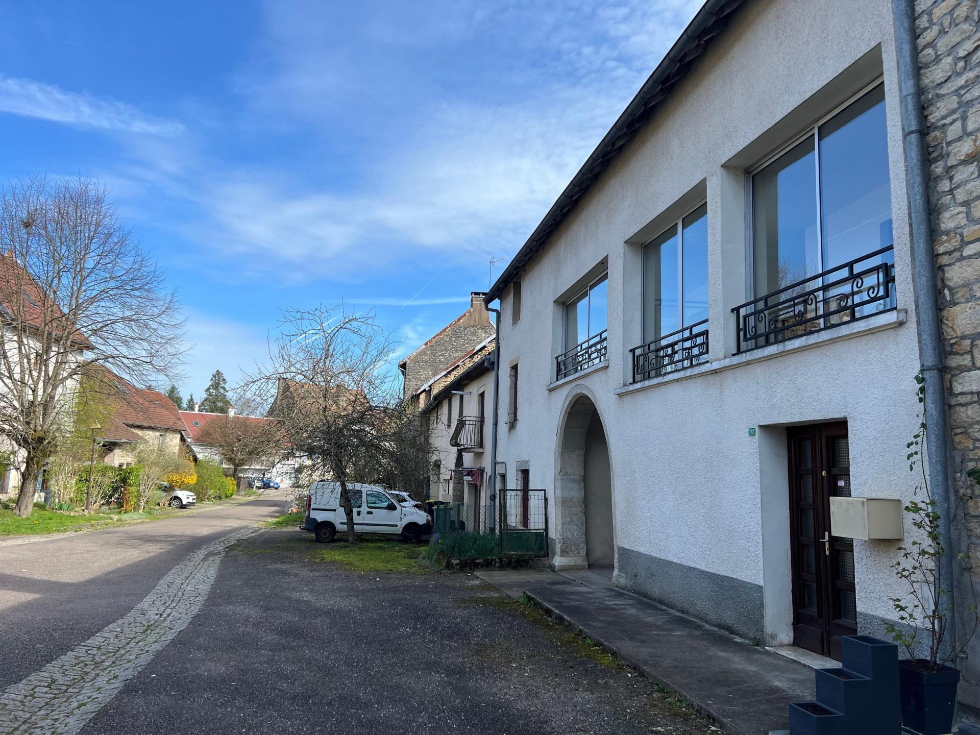 Maison de 108 m2, 3 chambres, garage et terrain. 