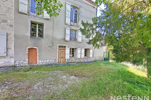 A Vendre Maison en pierre mitoyenne de 165 m² avec jardin proche du centre-ville