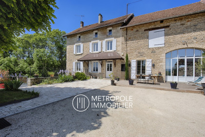 Maison en pierres avec piscine dans un environnement privilé 