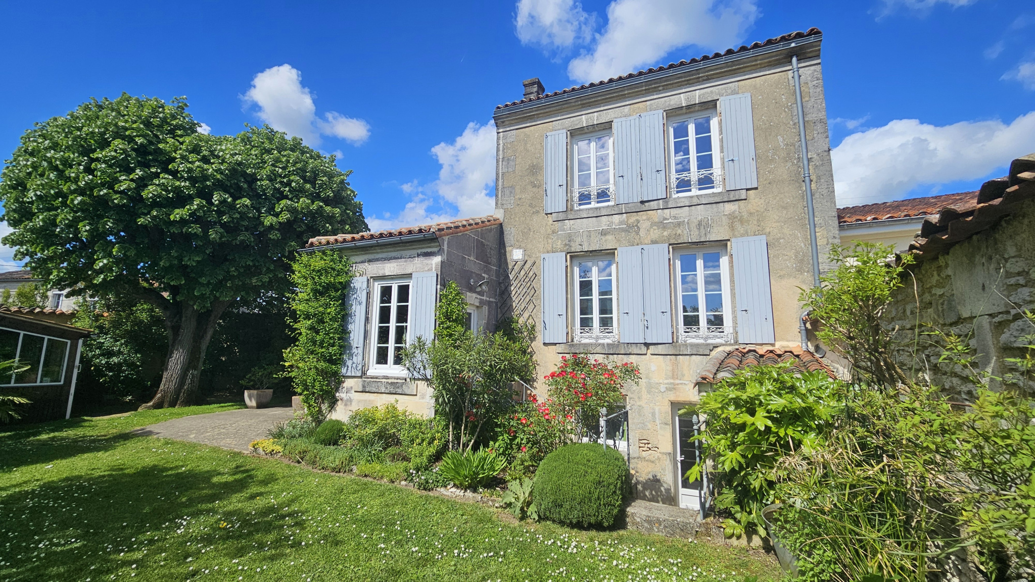 Ravissante maison avec dépendances à vendre Quartier Champ d