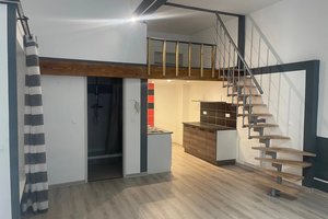 Studio avec une mezzanine en location