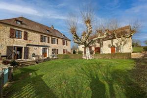 Un plaisir quercynois - deux grandes maisons en pierre en pleine campagne