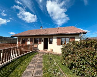 Maison vivable de plain-pied sur sous-sol, garage et piscine