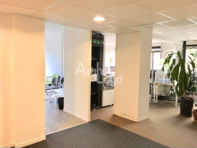 Immobilier professionnel Location Saint-Laurent-du-Var  300m² 4750€