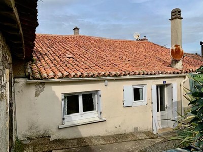 Maison de bourg avec terrain et dépendance.