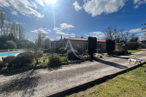 Maison plain pied sur 2,6 ha entièrement clôturés.