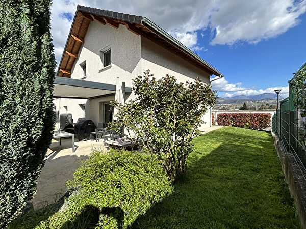 Maison mitoyenne de qualite recemment construite avec jardin, terrasse bioclimatique et garage pres 